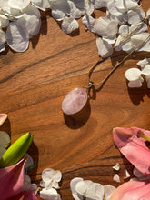 Load image into Gallery viewer, Rose Quartz Oval Crystal Gold Necklace