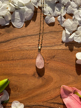 Load image into Gallery viewer, Rose Quartz Medium Teardrop Crystal Gold Necklace