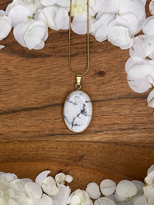 Howlite Oval Crystal Gold Necklace